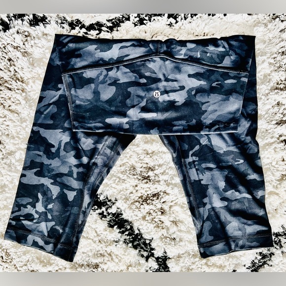 LULULEMON Knee Length Spandex Exercise/Workout Pants (Camouflage Print) (Size 8) - Picture 5 of 8